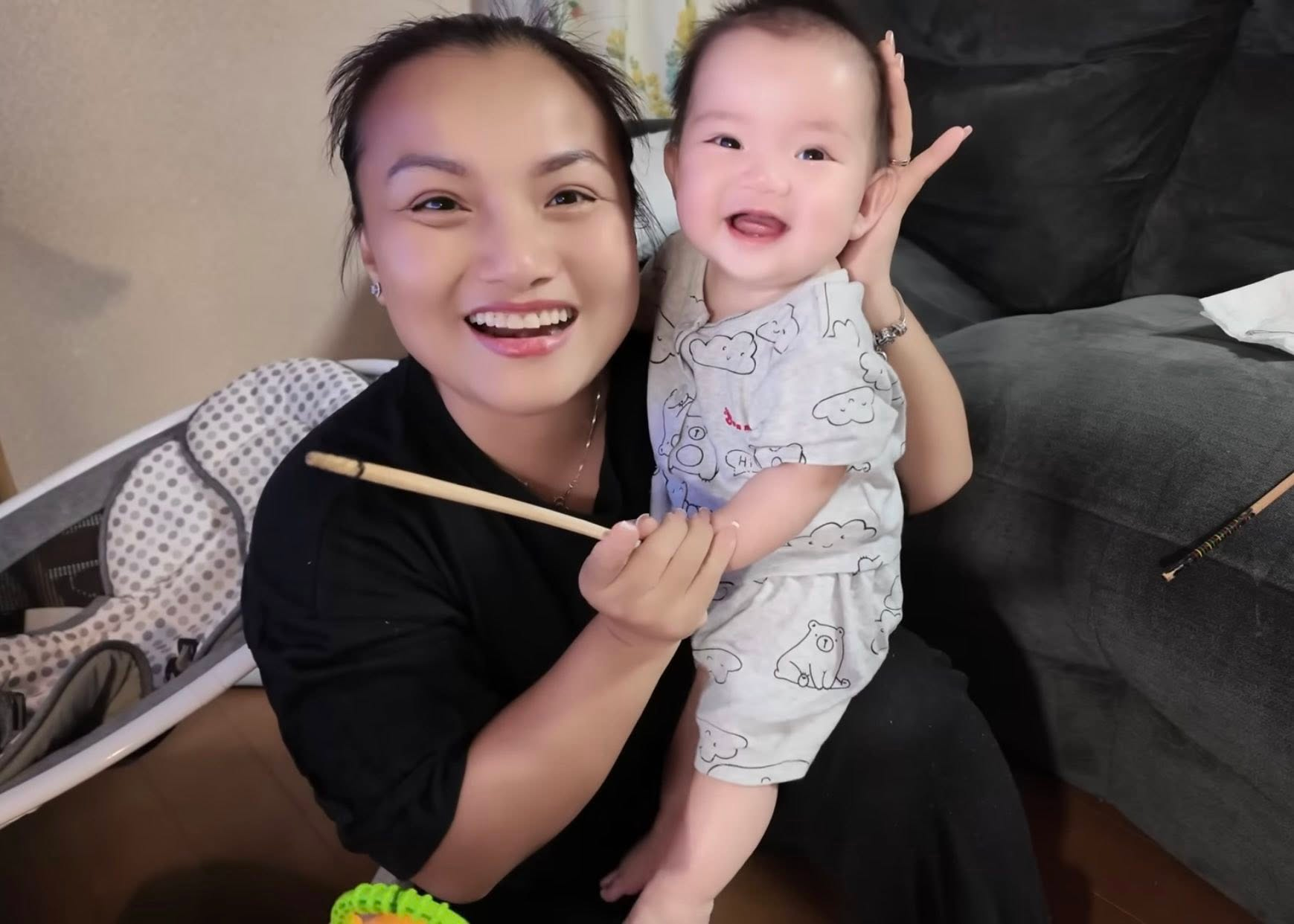 "Thế lực nhí" tiếp theo của Quỳnh Trần JP: Bé Na, vừa xuất hiện đã bùng nổ MXH, biểu cảm giống anh Sa như tạc- Ảnh 5. "Thế lực nhí" tiếp theo của Quỳnh Trần JP: Bé Na, vừa xuất hiện đã bùng nổ MXH, biểu cảm giống anh Sa như tạc- Ảnh 5.