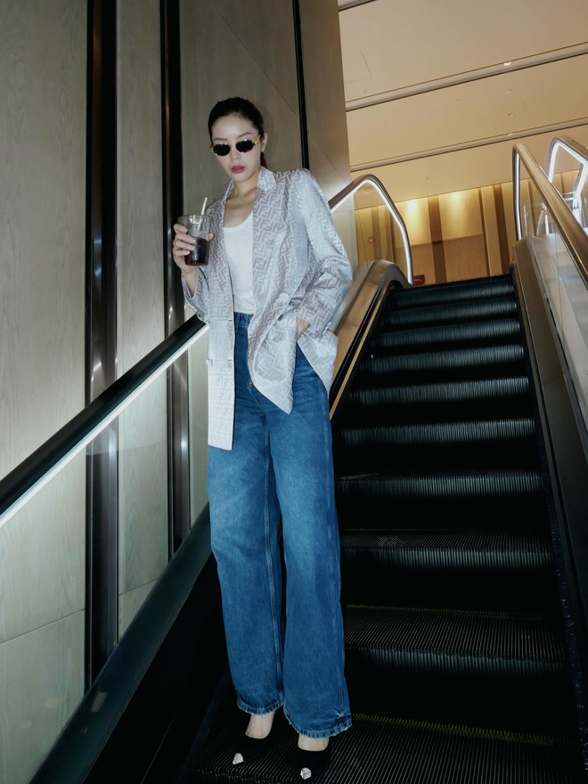 4 mỹ nhân Việt mặc quần jeans đẹp nhất, hóa ra item cơ bản lại có thể diện theo những cách sang đến vậy- Ảnh 4. 4 mỹ nhân Việt mặc quần jeans đẹp nhất, hóa ra item cơ bản lại có thể diện theo những cách sang đến vậy- Ảnh 4.