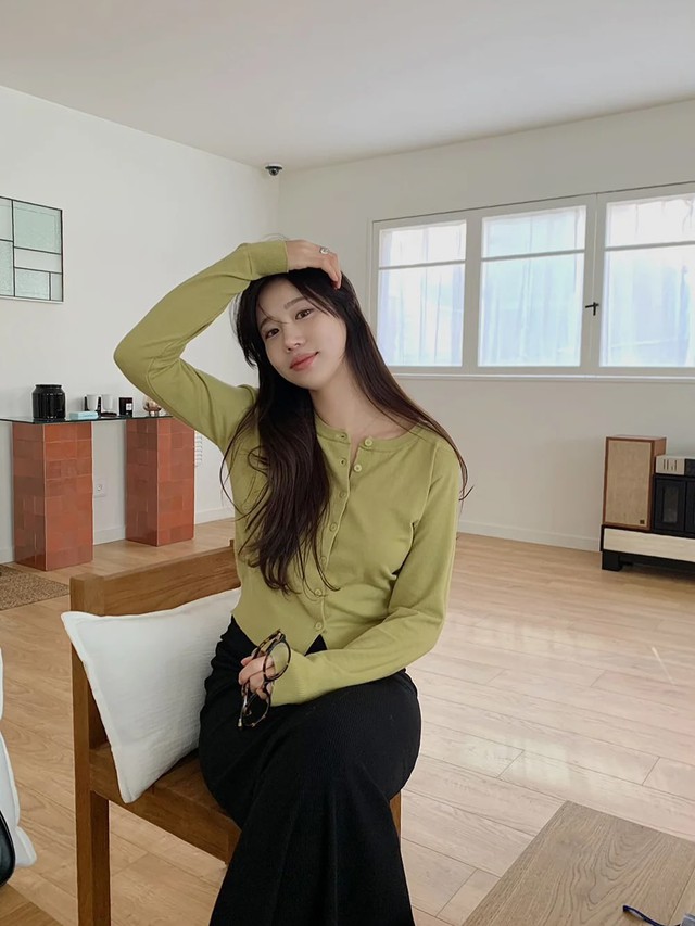 Thời tiết này mặc áo len mỏng là hợp lý nhất: 10 cách phối đơn giản, ai diện cũng đẹp- Ảnh 6. Thời tiết này mặc áo len mỏng là hợp lý nhất: 10 cách phối đơn giản, ai diện cũng đẹp- Ảnh 6.