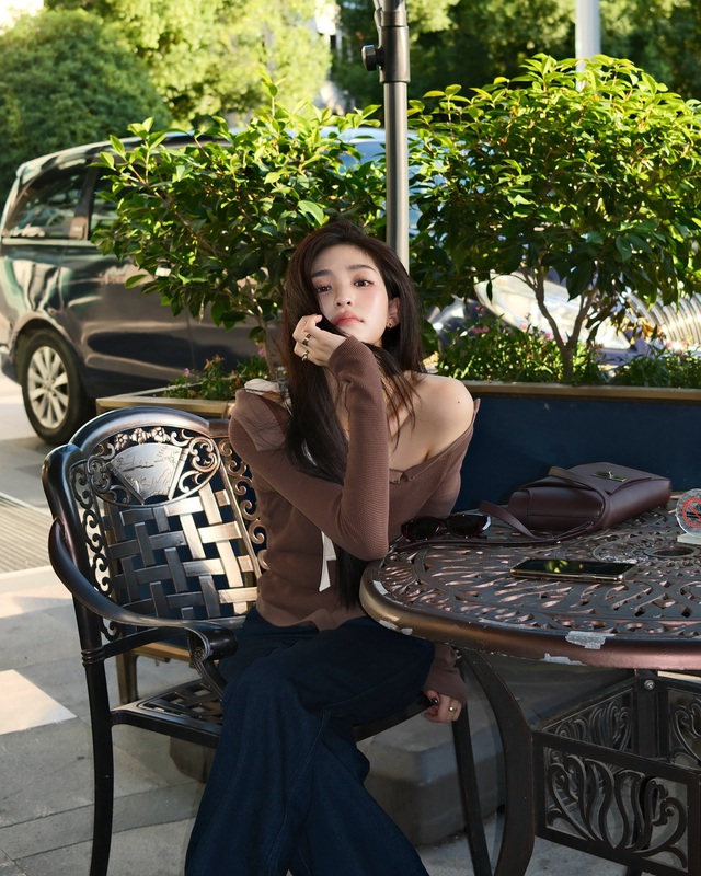 Thời tiết này mặc áo len mỏng là hợp lý nhất: 10 cách phối đơn giản, ai diện cũng đẹp- Ảnh 8. Thời tiết này mặc áo len mỏng là hợp lý nhất: 10 cách phối đơn giản, ai diện cũng đẹp- Ảnh 8.