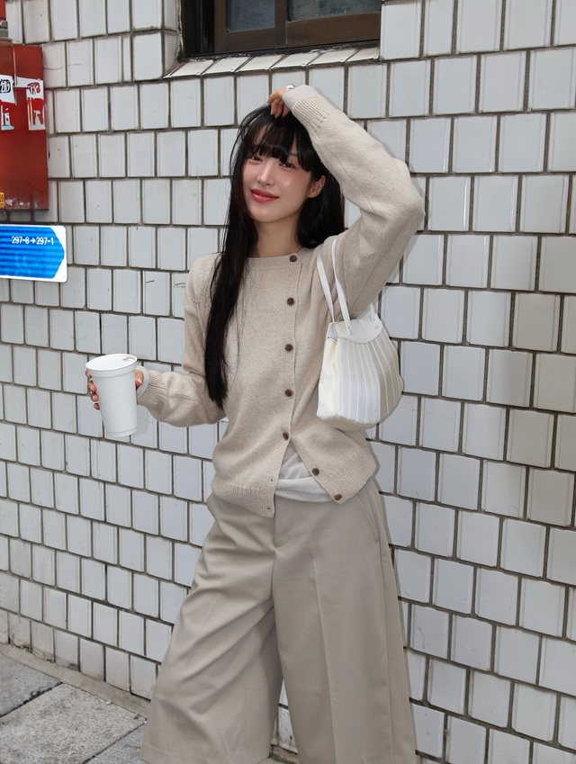 Thời tiết này mặc áo len mỏng là hợp lý nhất: 10 cách phối đơn giản, ai diện cũng đẹp- Ảnh 9. Thời tiết này mặc áo len mỏng là hợp lý nhất: 10 cách phối đơn giản, ai diện cũng đẹp- Ảnh 9.