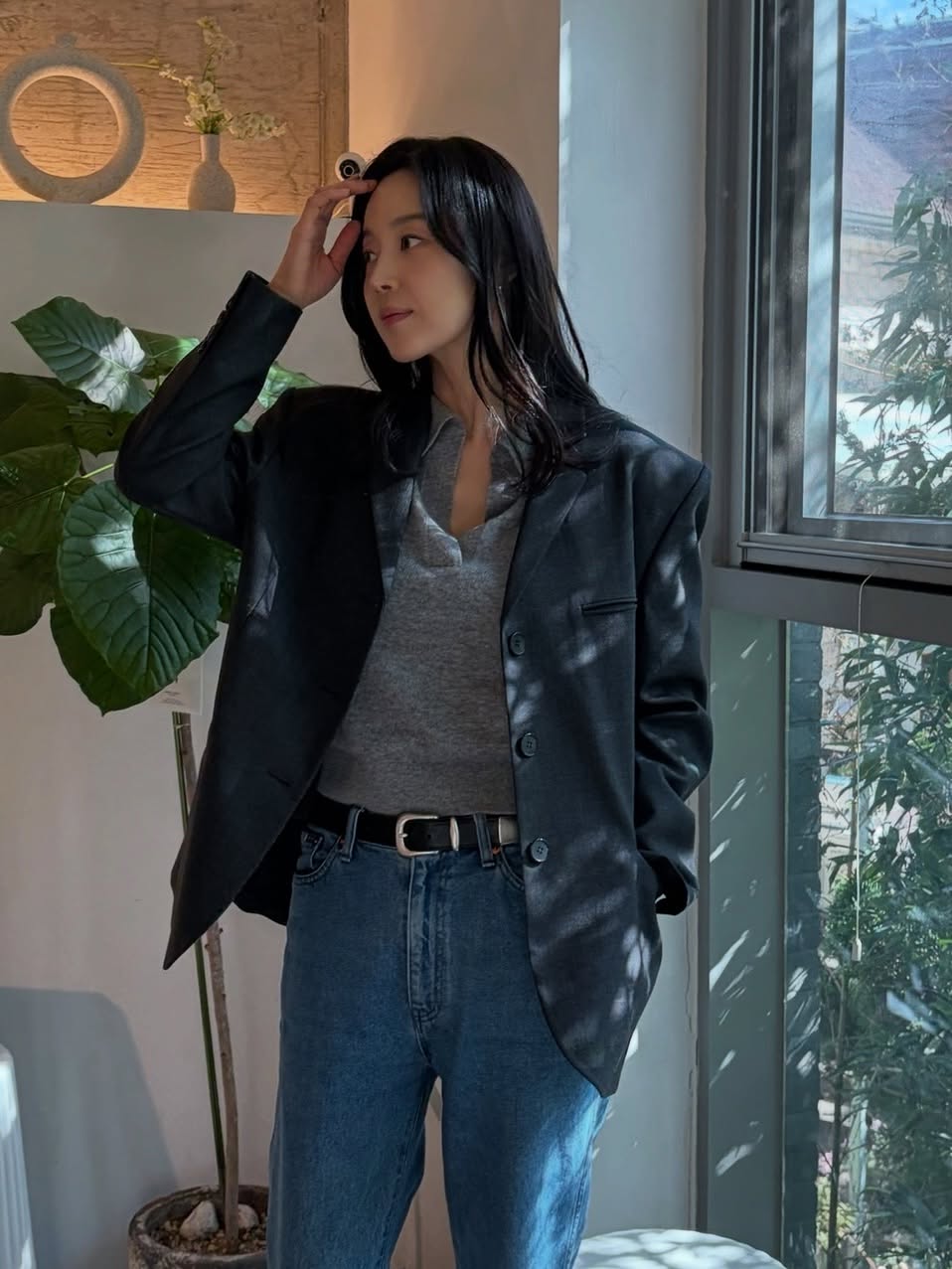 5 mẫu áo khoác làm nên phong cách sang trọng, trẻ trung của sao Hàn trên 40 tuổi- Ảnh 1.