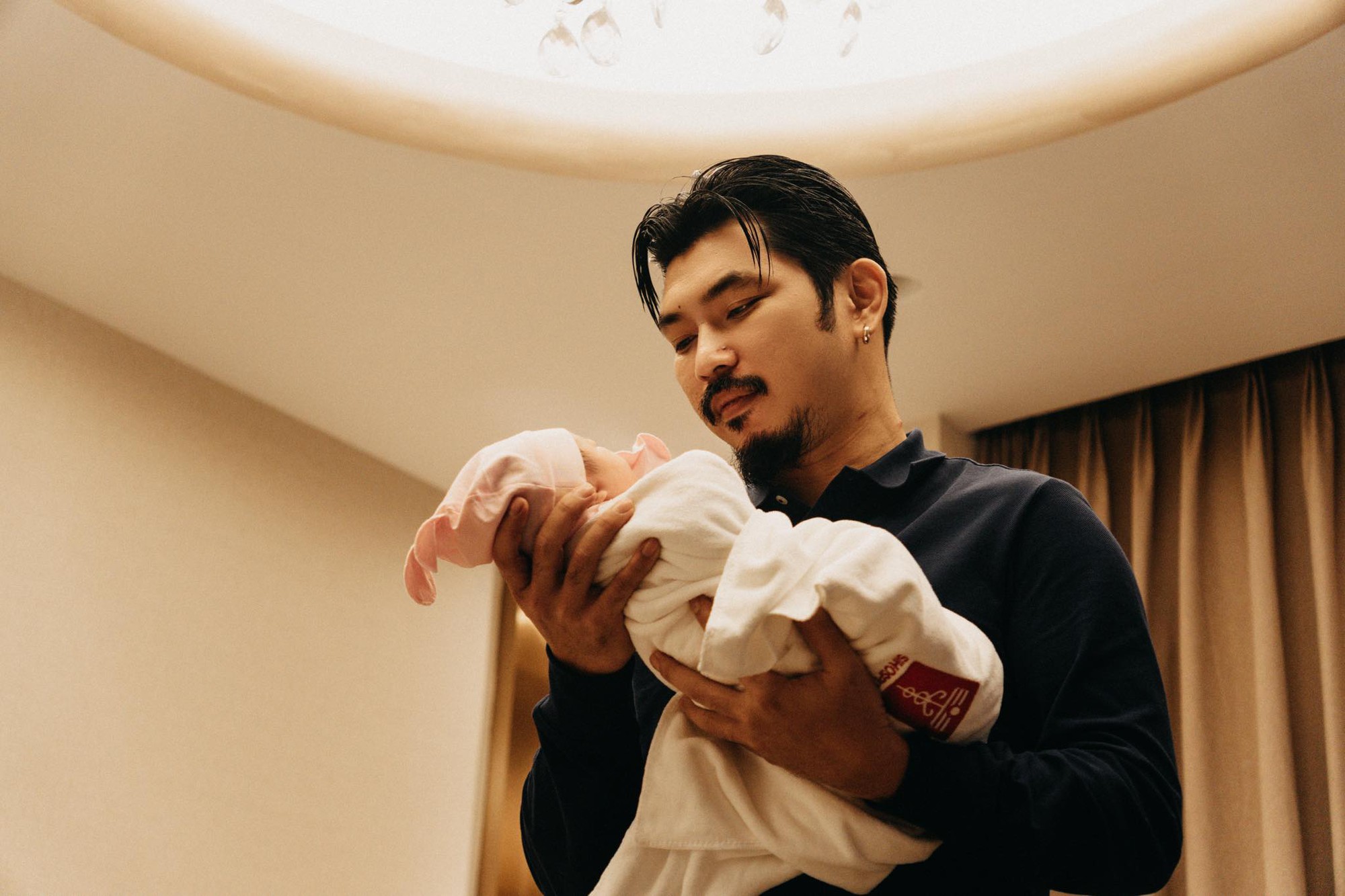 Nam diễn viên và vợ Hoa khôi đón con đầu lòng, Steven Nguyễn cùng cả dàn sao Việt nức nở!- Ảnh 1. Nam diễn viên và vợ Hoa khôi đón con đầu lòng, Steven Nguyễn cùng cả dàn sao Việt nức nở!- Ảnh 1.