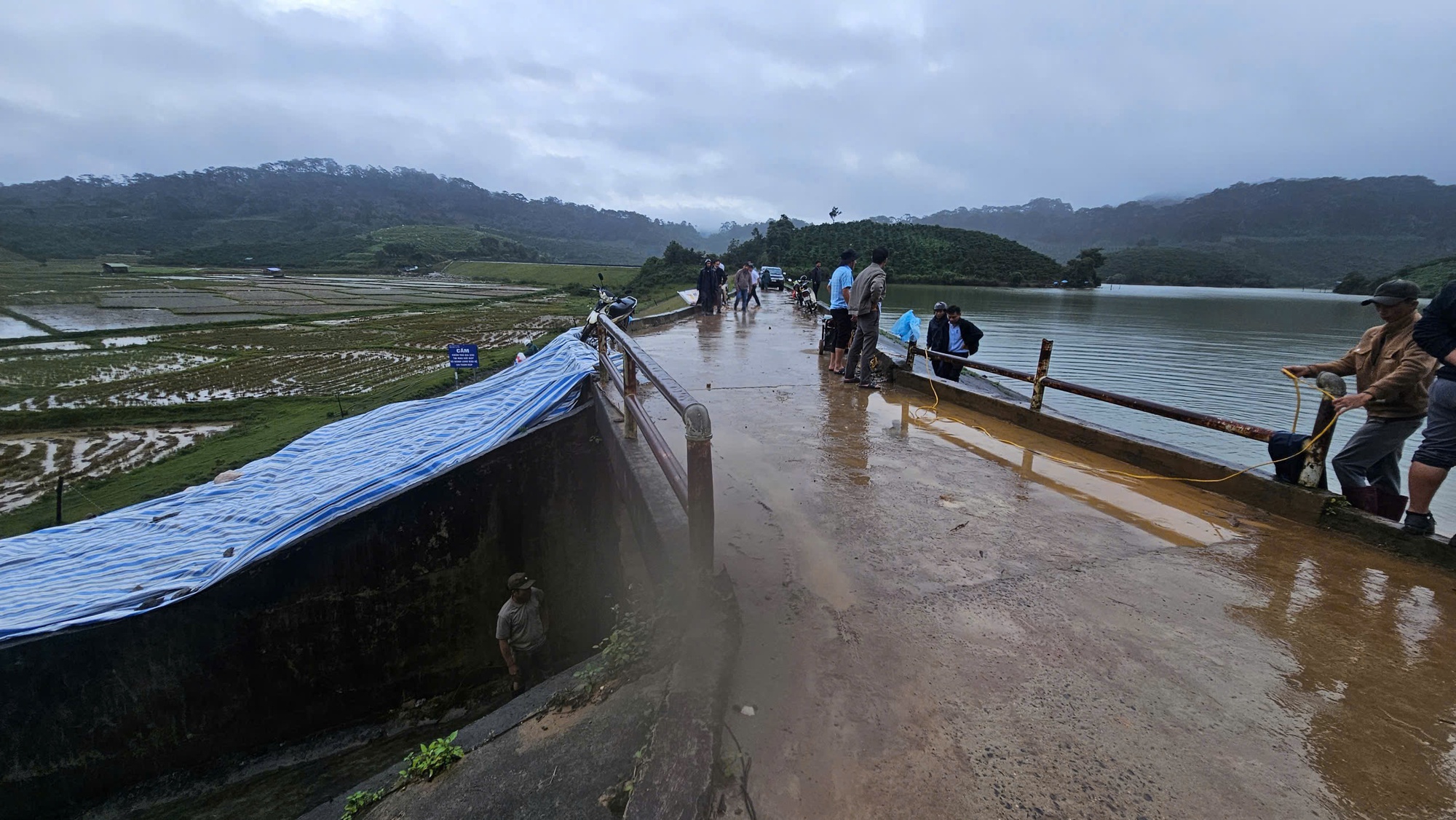 Hồ chứa 1,7 triệu m3 sạt trượt mái, nứt chân đập, Lâm Đồng cấp tốc di dời dân- Ảnh 2. Hồ chứa 1,7 triệu m3 sạt trượt mái, nứt chân đập, Lâm Đồng cấp tốc di dời dân- Ảnh 2.