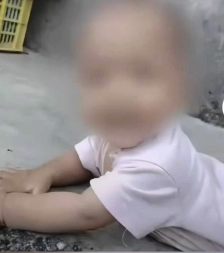 Hai bé gái ở Trung Quốc hành hung bé trai 7 tháng tuổi đến tử vong: Không thể khởi tố vì “chưa đủ 12 tuổi”- Ảnh 2.