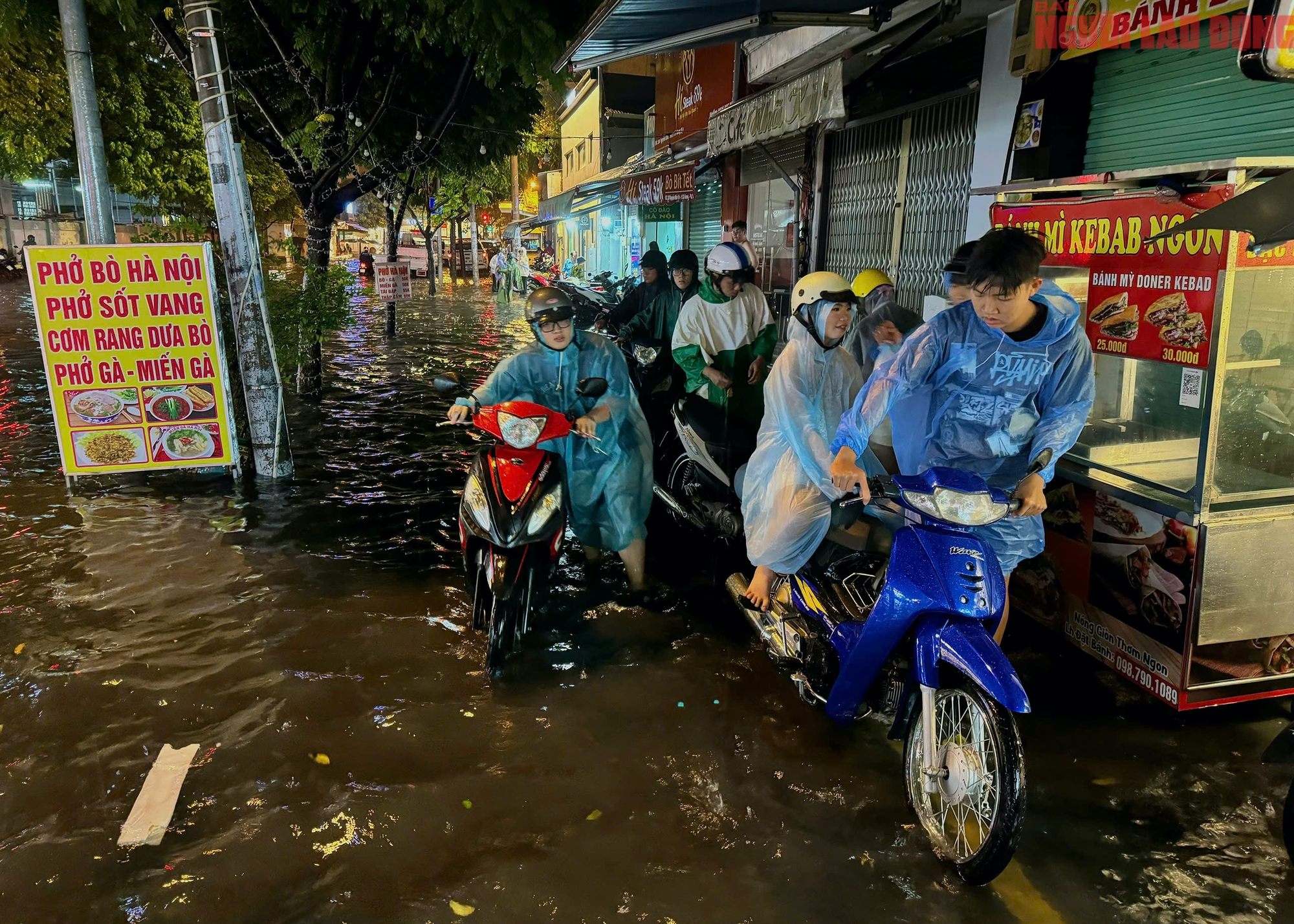 Bì bõm trên nhiều tuyến đường trung tâm TP HCM tối cuối tuần, xe chết máy, nước tràn vào quán- Ảnh 5.