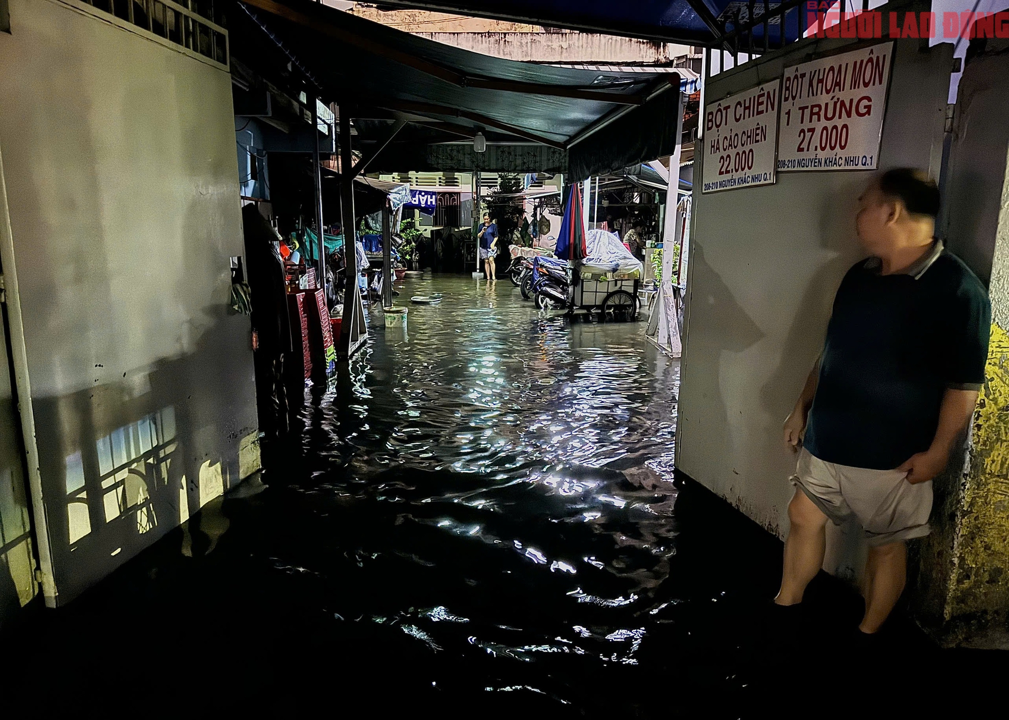 Bì bõm trên nhiều tuyến đường trung tâm TP HCM tối cuối tuần, xe chết máy, nước tràn vào quán- Ảnh 6.