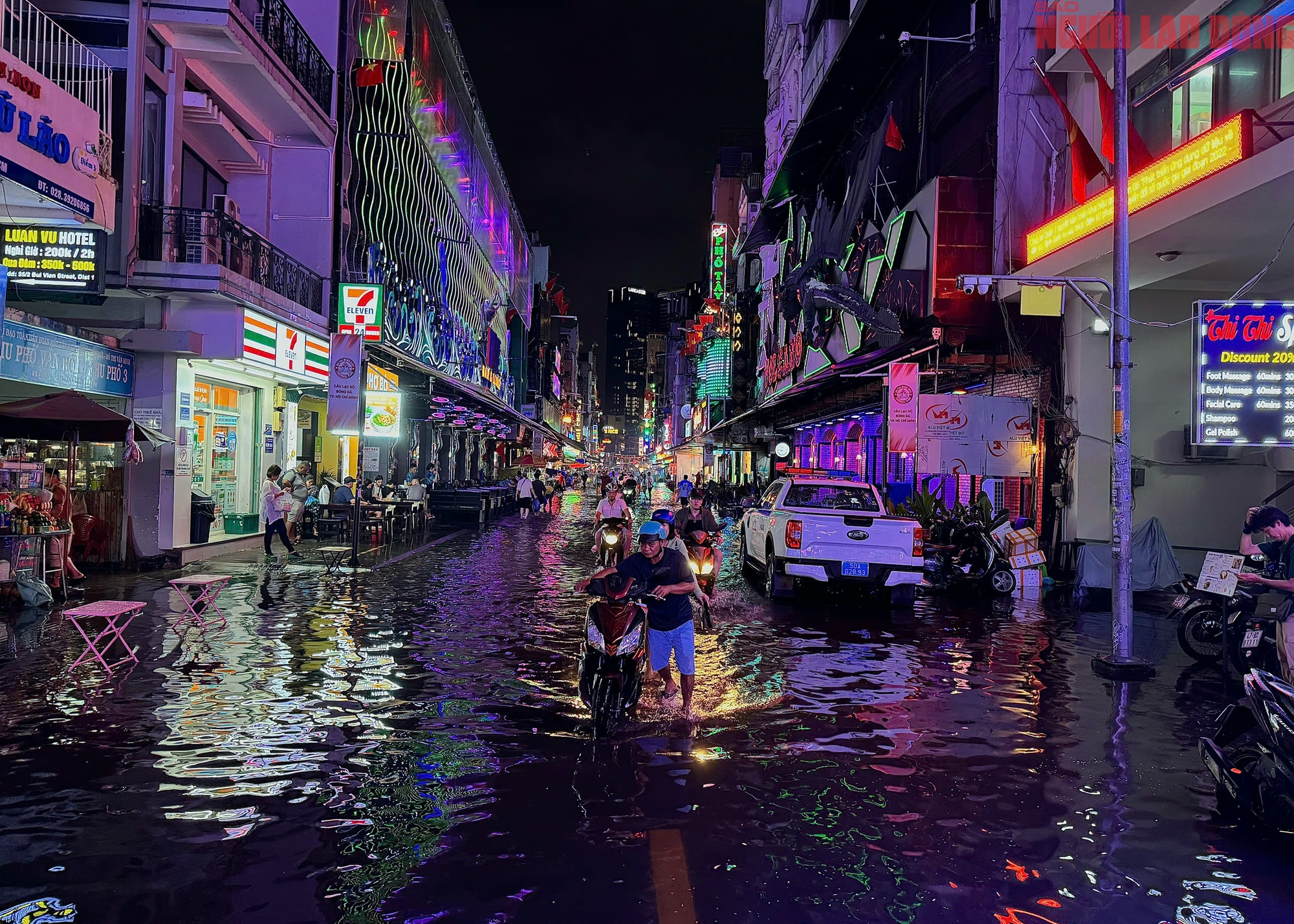 Bì bõm trên nhiều tuyến đường trung tâm TP HCM tối cuối tuần, xe chết máy, nước tràn vào quán- Ảnh 13.