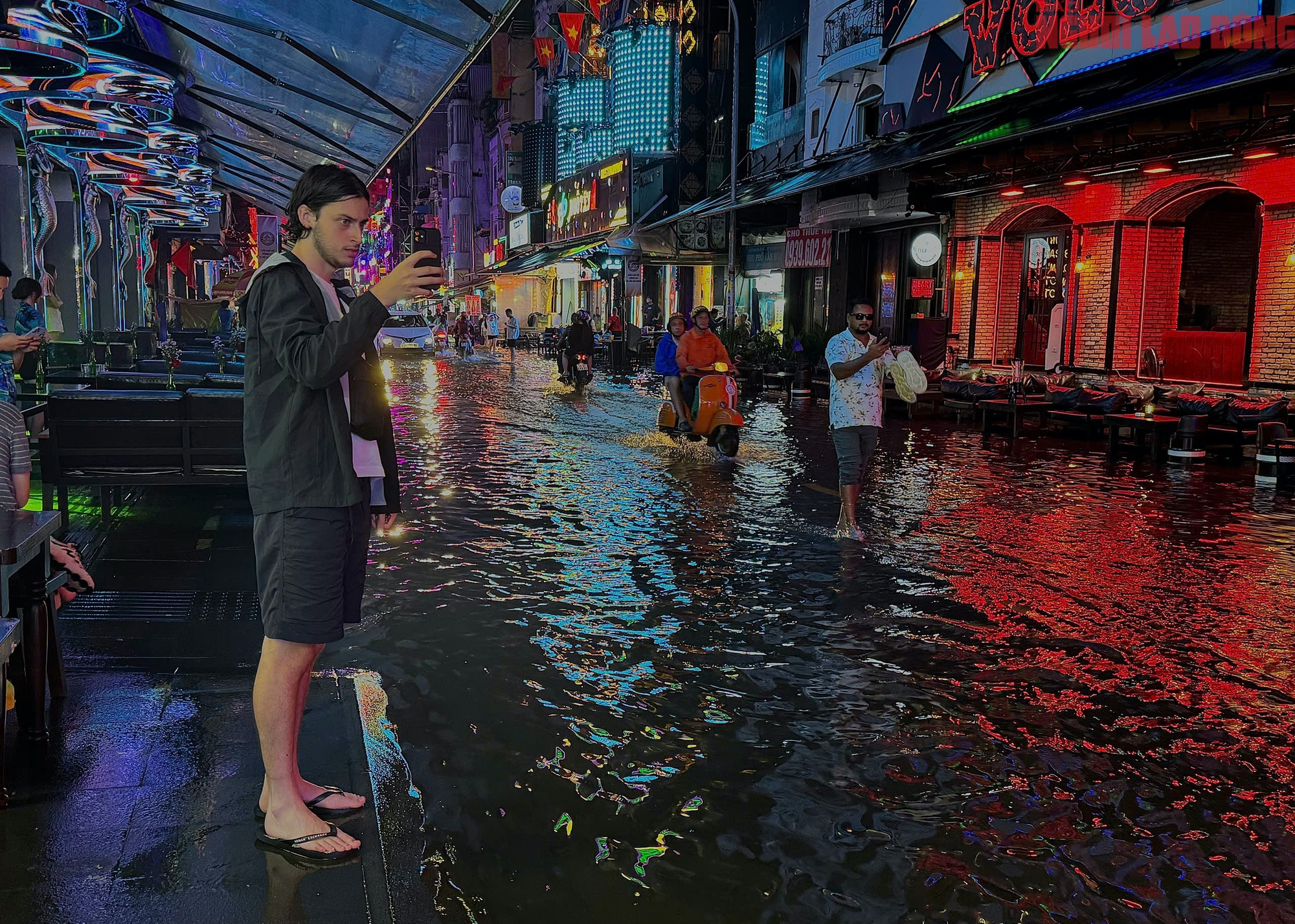 Bì bõm trên nhiều tuyến đường trung tâm TP HCM tối cuối tuần, xe chết máy, nước tràn vào quán- Ảnh 14.