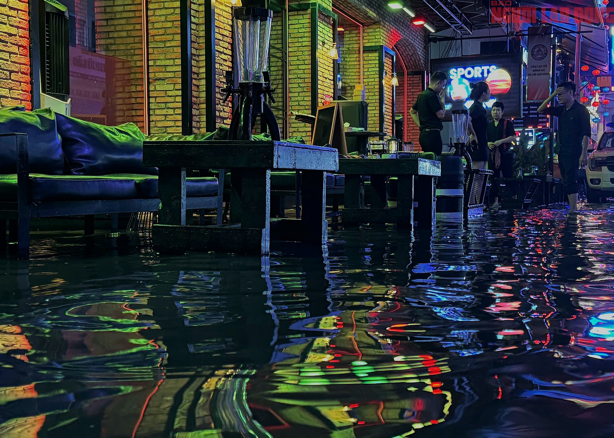 Bì bõm trên nhiều tuyến đường trung tâm TP HCM tối cuối tuần, xe chết máy, nước tràn vào quán- Ảnh 15.