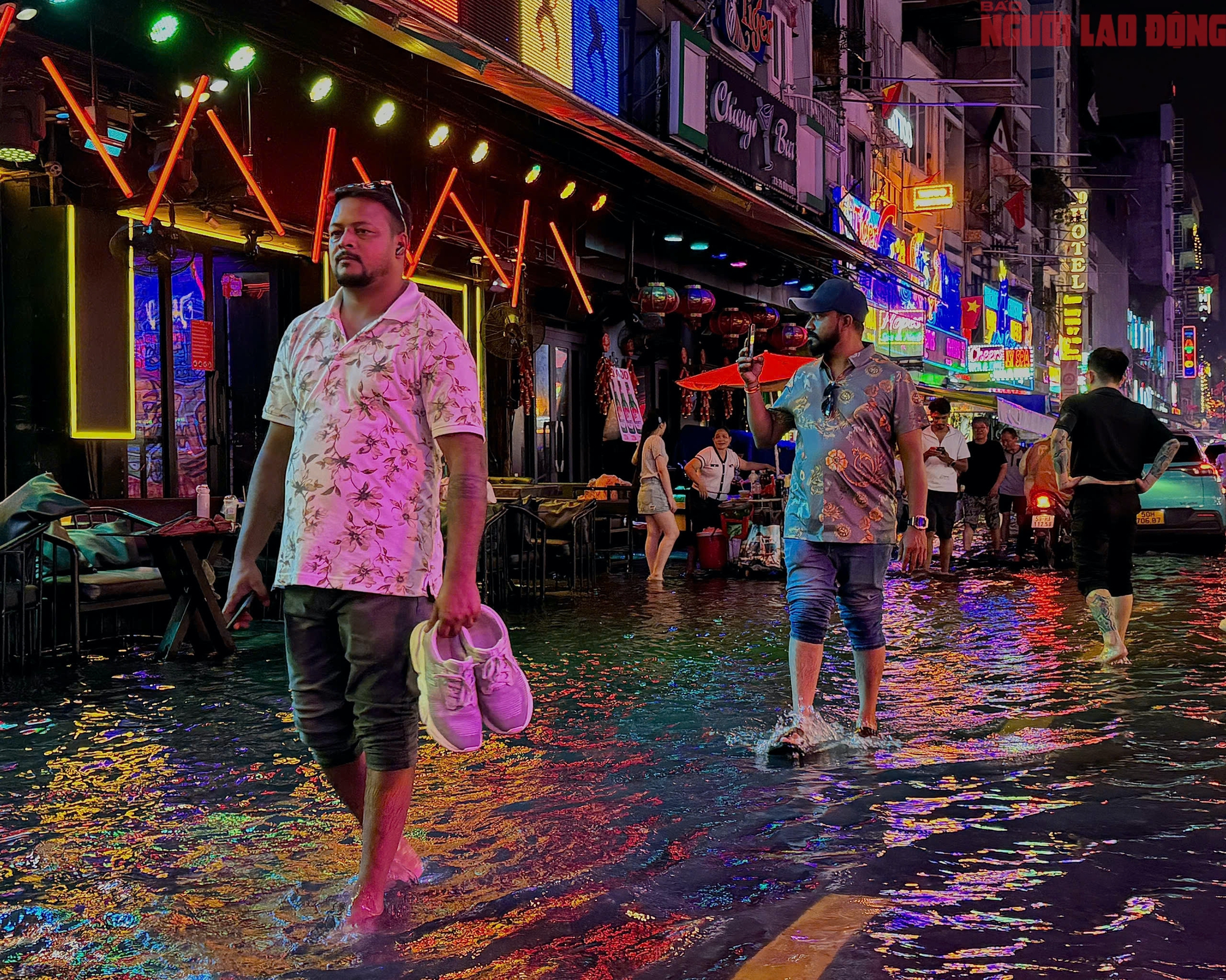 Bì bõm trên nhiều tuyến đường trung tâm TP HCM tối cuối tuần, xe chết máy, nước tràn vào quán- Ảnh 16.