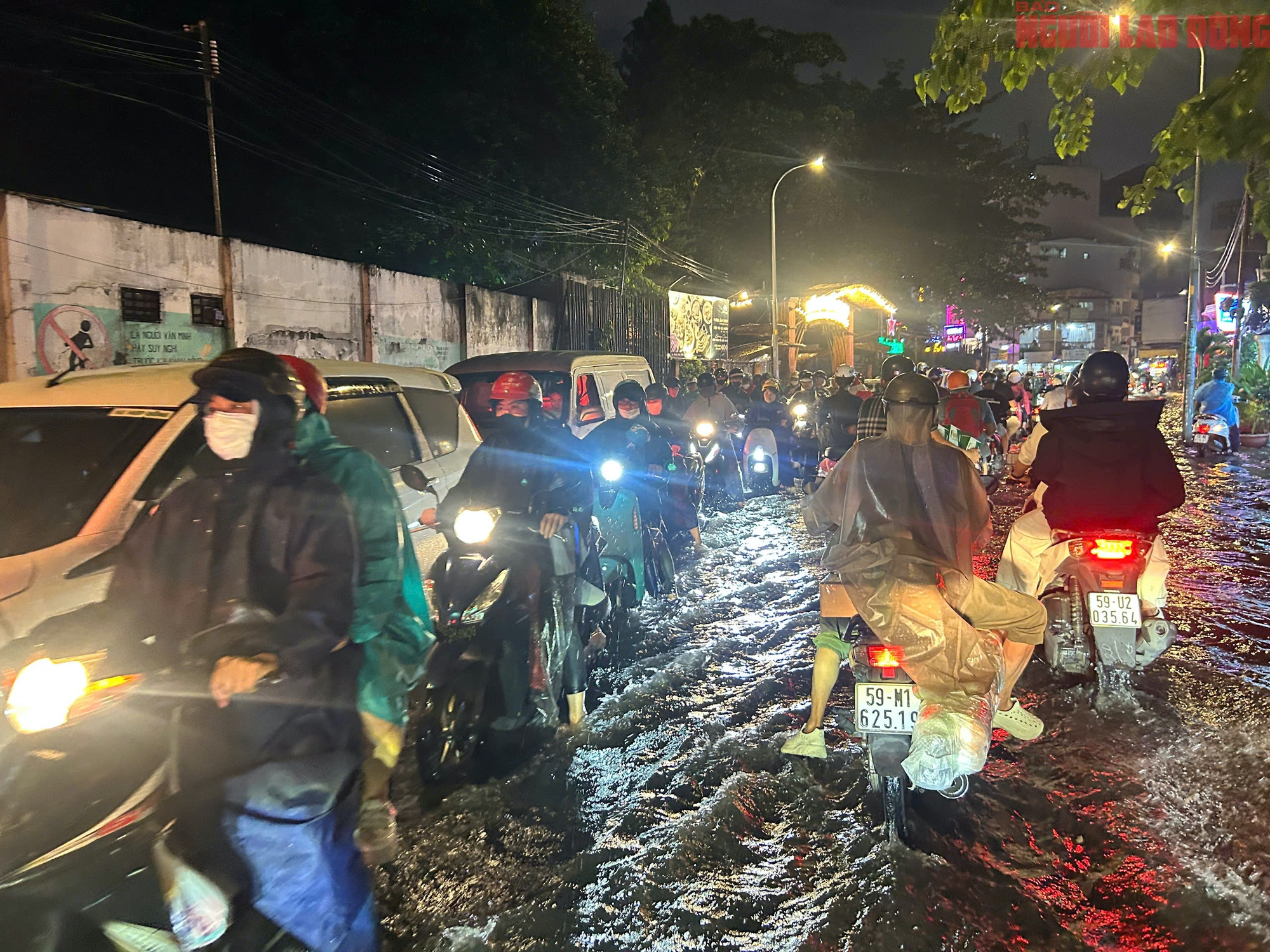 Bì bõm trên nhiều tuyến đường trung tâm TP HCM tối cuối tuần, xe chết máy, nước tràn vào quán- Ảnh 19.