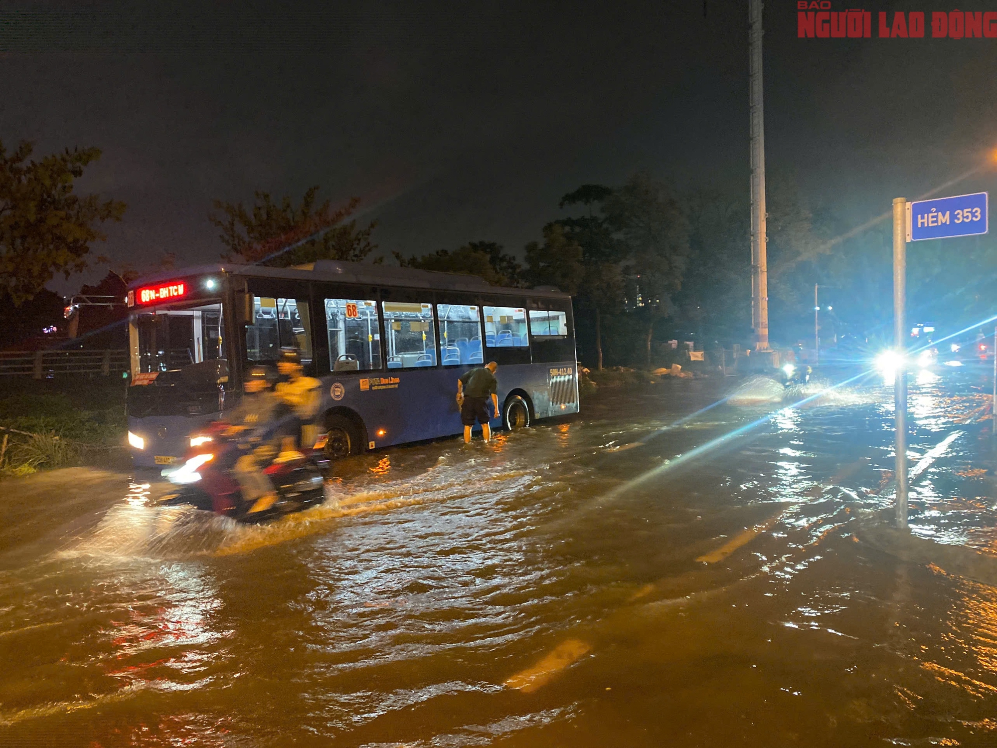 Bì bõm trên nhiều tuyến đường trung tâm TP HCM tối cuối tuần, xe chết máy, nước tràn vào quán- Ảnh 21.