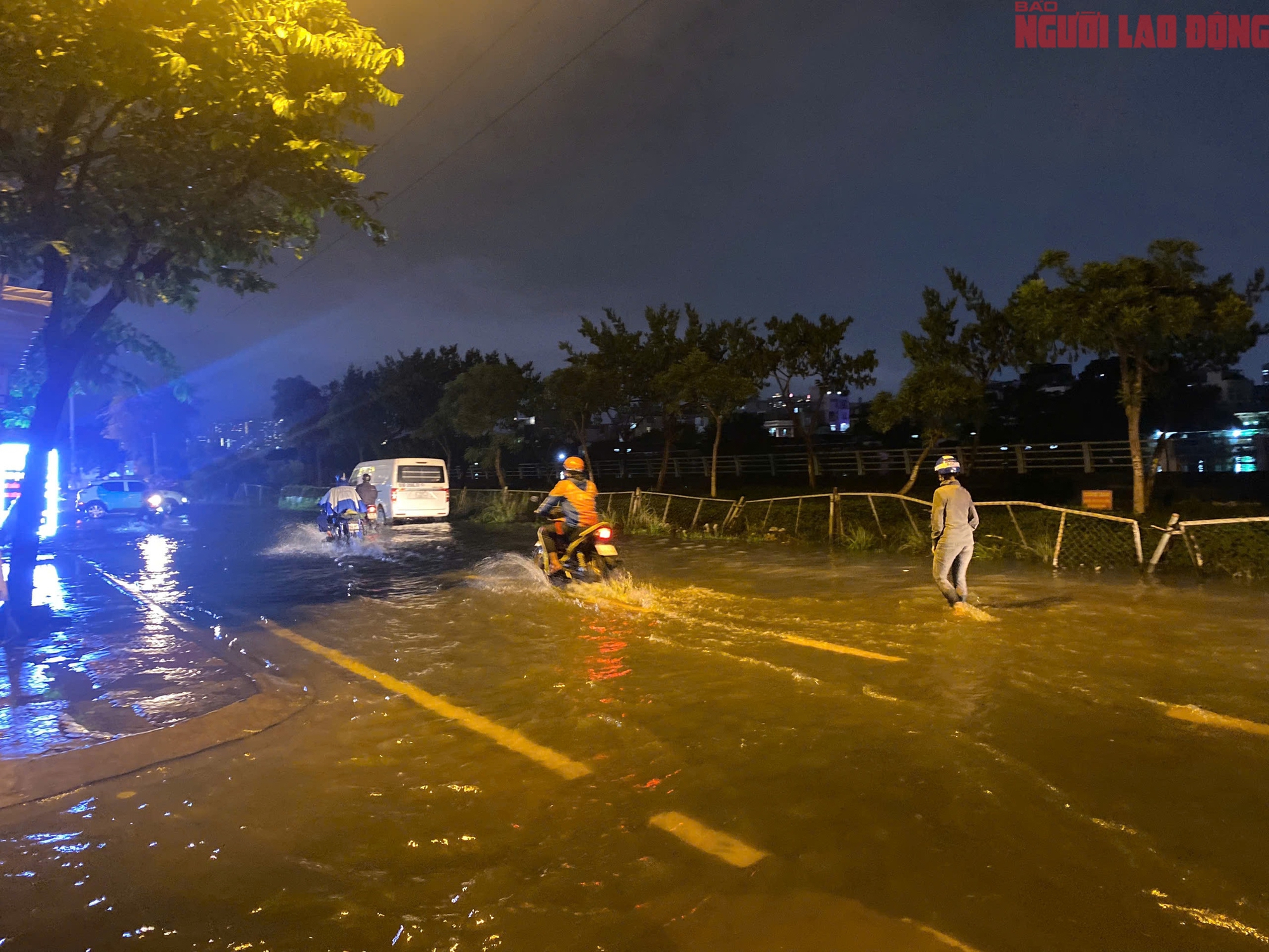 Bì bõm trên nhiều tuyến đường trung tâm TP HCM tối cuối tuần, xe chết máy, nước tràn vào quán- Ảnh 22.