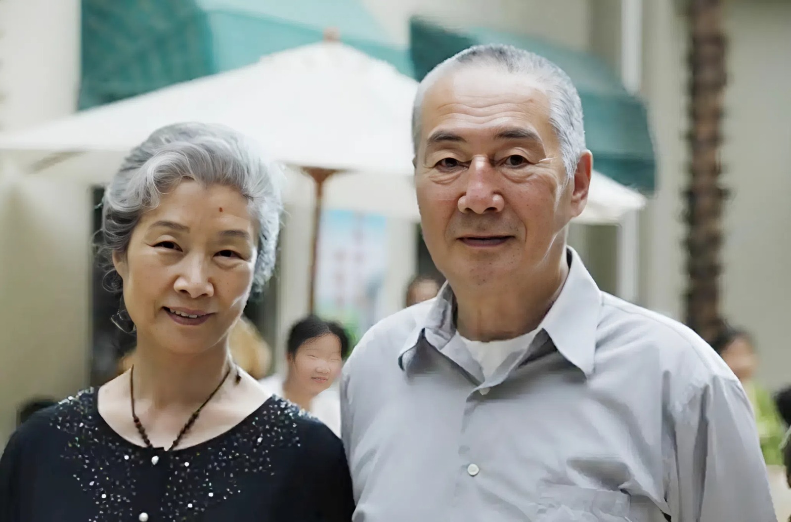 Ông bố bị chế nhạo vì đẻ tận 8 đứa con gái, "toàn một lũ vịt giời": 30 năm sau, ông là người cười to nhất làng!- Ảnh 1.