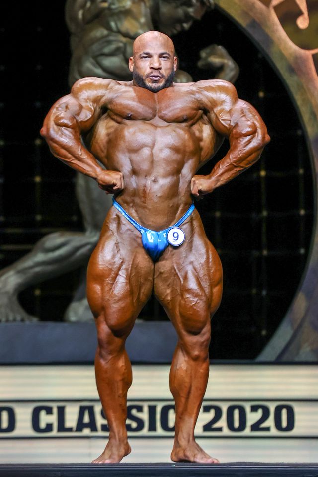 Quái vật thể hình nặng 155 kg, nhìn khối cơ bắp dày đặc, lưng dày như tường thành khiến tất cả sững sờ- Ảnh 1.