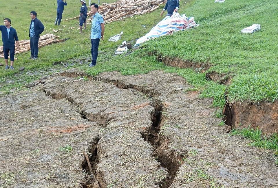 Hồ chứa 1,7 triệu m3 sạt trượt mái, nứt chân đập, Lâm Đồng cấp tốc di dời dân- Ảnh 3. Hồ chứa 1,7 triệu m3 sạt trượt mái, nứt chân đập, Lâm Đồng cấp tốc di dời dân- Ảnh 3.