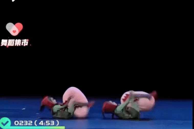 "Sởn da gà" trước động tác múa cực khó của các bé: Xem đi xem lại vẫn thấy "lú", có người còn ví như "phim kinh dị"- Ảnh 7.