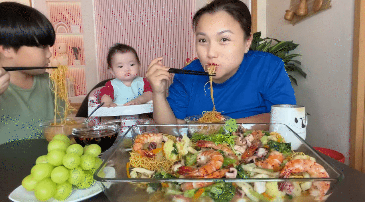 "Thế lực nhí" tiếp theo của Quỳnh Trần JP: Bé Na, vừa xuất hiện đã bùng nổ MXH, biểu cảm giống anh Sa như tạc- Ảnh 2. "Thế lực nhí" tiếp theo của Quỳnh Trần JP: Bé Na, vừa xuất hiện đã bùng nổ MXH, biểu cảm giống anh Sa như tạc- Ảnh 2.