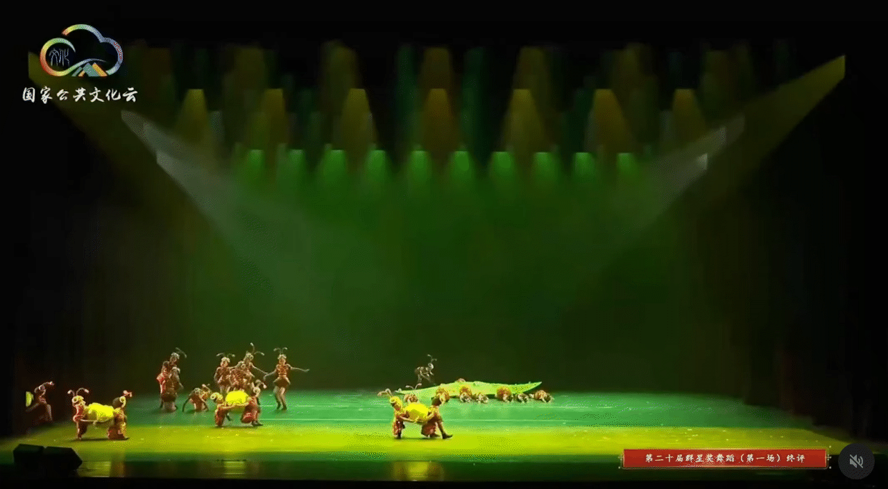 "Sởn da gà" trước động tác múa cực khó của các bé: Xem đi xem lại vẫn thấy "lú", có người còn ví như "phim kinh dị"- Ảnh 4.