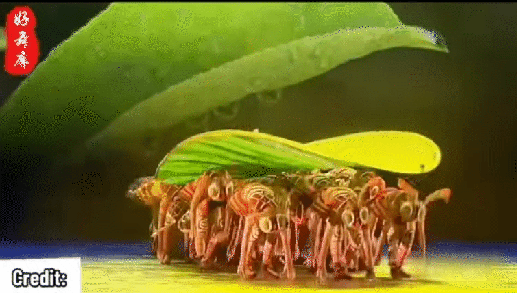 "Sởn da gà" trước động tác múa cực khó của các bé: Xem đi xem lại vẫn thấy "lú", có người còn ví như "phim kinh dị"- Ảnh 2.