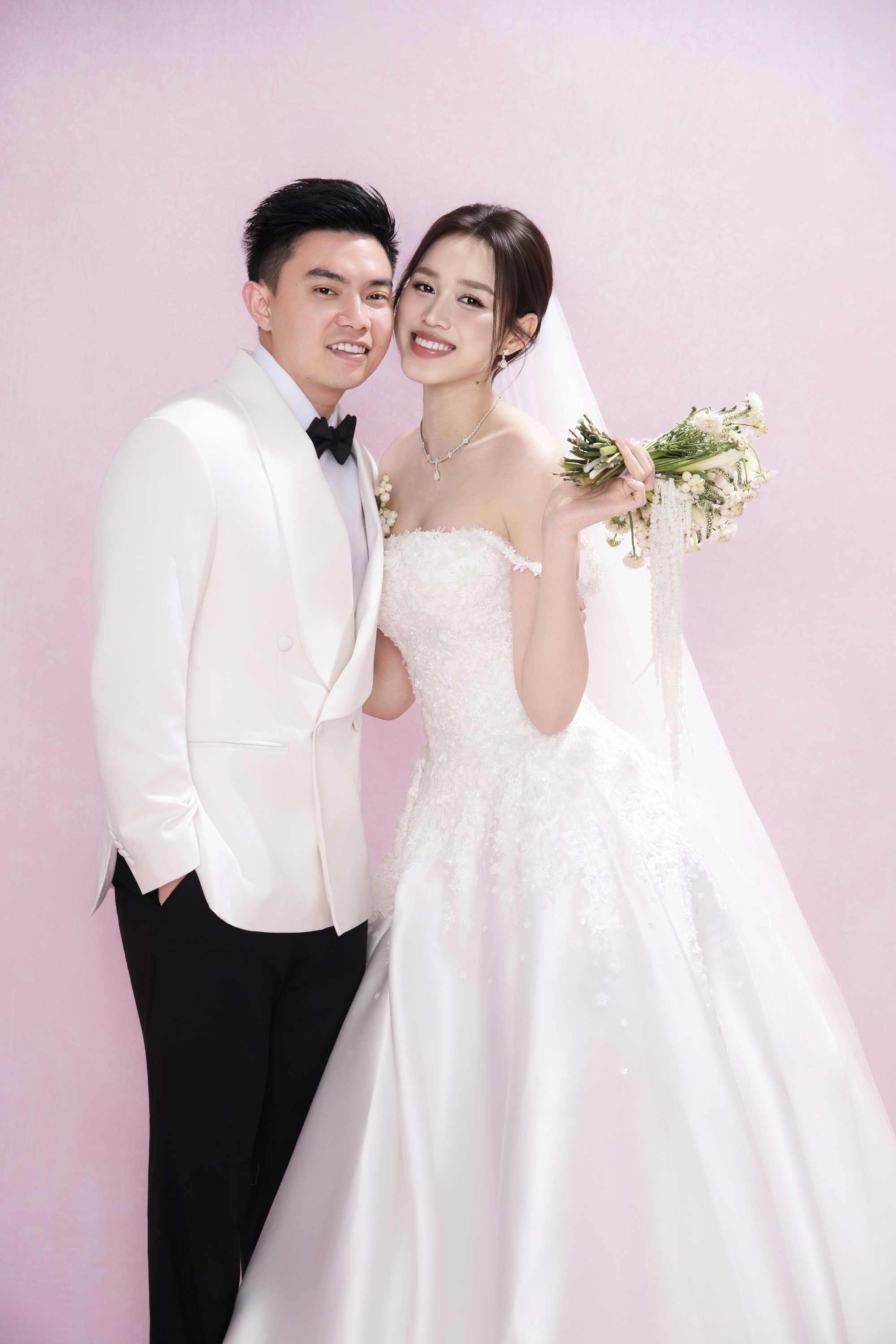 1 ngày trước đám cưới Đỗ Hà và thiếu gia: Lộ full 4 bộ ảnh cưới 