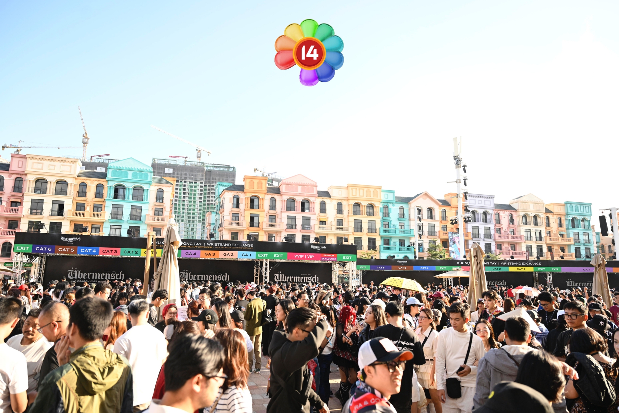 G-DRAGON đã xuất hiện - mặt mộc áo hoa tươi rói như mặt trời!- Ảnh 7.