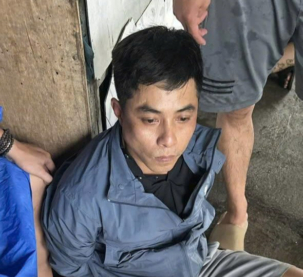 Cảnh sát bất ngờ áp sát, bắt Nguyễn Tri Nghĩa tại quán cà phê- Ảnh 1. Cảnh sát bất ngờ áp sát, bắt Nguyễn Tri Nghĩa tại quán cà phê- Ảnh 1.