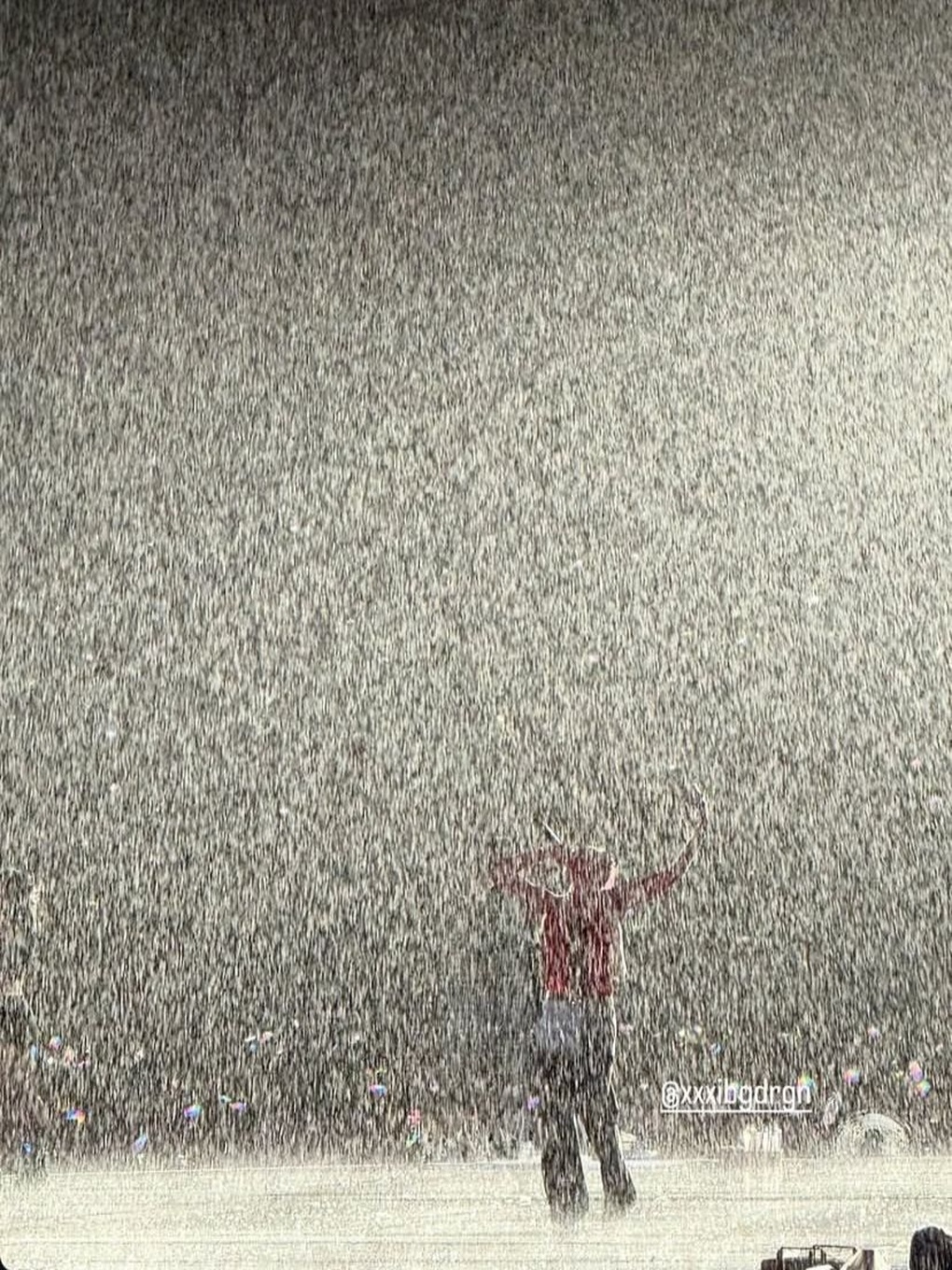 G-DRAGON phát khổ phát sở vì mưa gió tại Việt Nam- Ảnh 5. G-DRAGON phát khổ phát sở vì mưa gió tại Việt Nam- Ảnh 5.