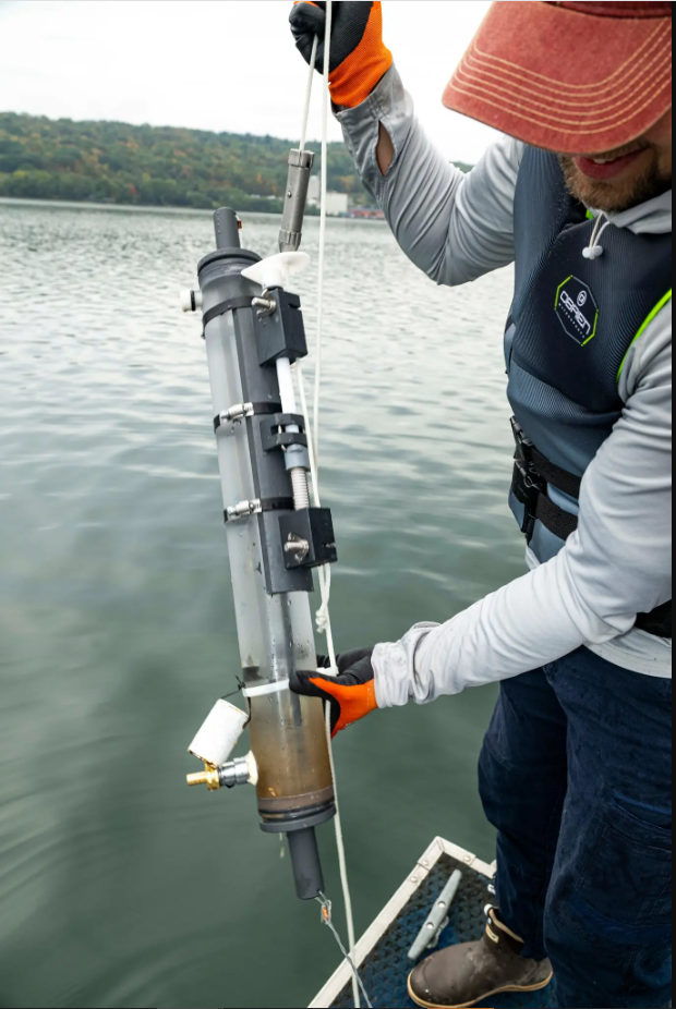 Tiếng nổ như đại bác vang lên liên tục từ lòng hồ suốt hàng trăm năm: Đáp án khiến giới khoa học sững sờ- Ảnh 2.