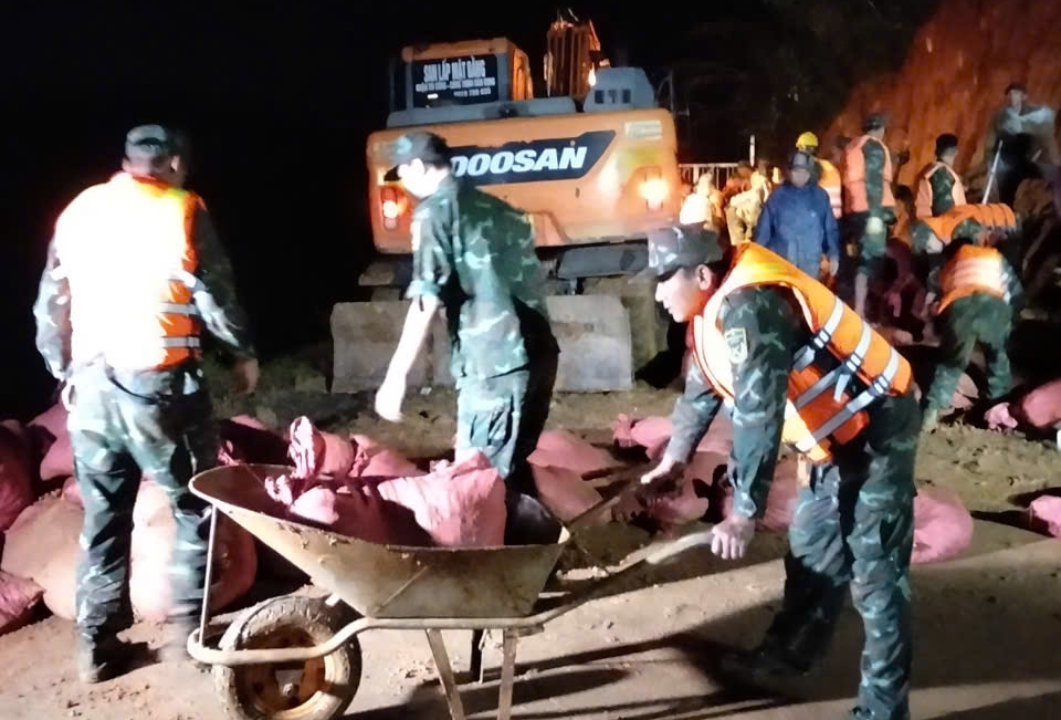 Hồ chứa 1,7 triệu m3 sạt trượt mái, nứt chân đập, Lâm Đồng cấp tốc di dời dân- Ảnh 4. Hồ chứa 1,7 triệu m3 sạt trượt mái, nứt chân đập, Lâm Đồng cấp tốc di dời dân- Ảnh 4.