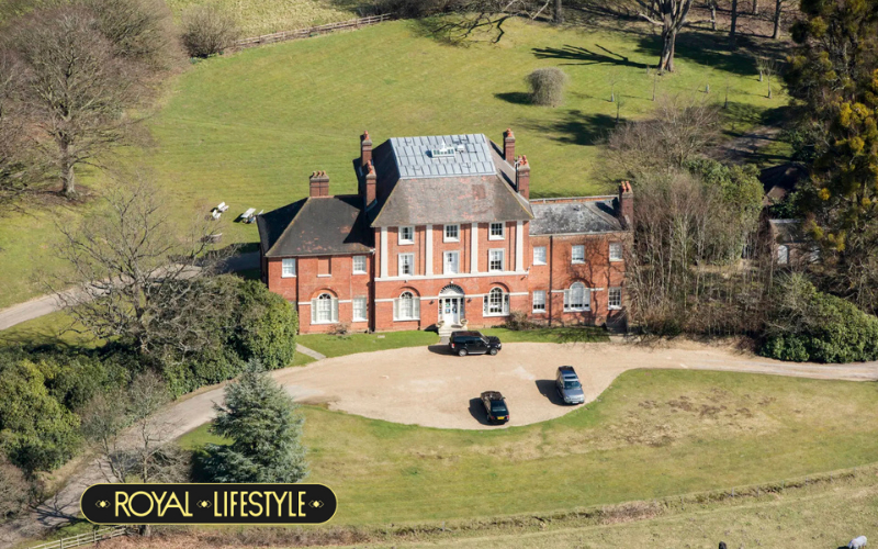 Hóa ra vợ Thân vương William cũng biết "mặc cả": Chiến thuật trang trí căn biệt thự 8 phòng ngủ vẫn sang trọng mà không cần dát vàng!- Ảnh 1.