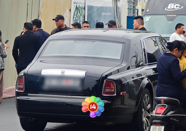 G-DRAGON phát khổ phát sở vì mưa gió tại Việt Nam- Ảnh 1. G-DRAGON phát khổ phát sở vì mưa gió tại Việt Nam- Ảnh 1.