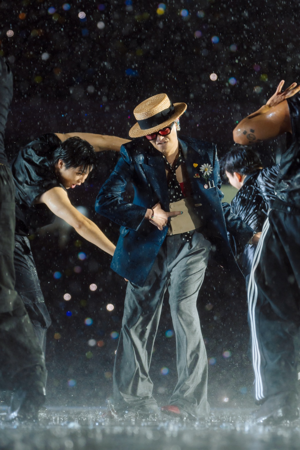 G-DRAGON phát khổ phát sở vì mưa gió tại Việt Nam- Ảnh 4. G-DRAGON phát khổ phát sở vì mưa gió tại Việt Nam- Ảnh 4.