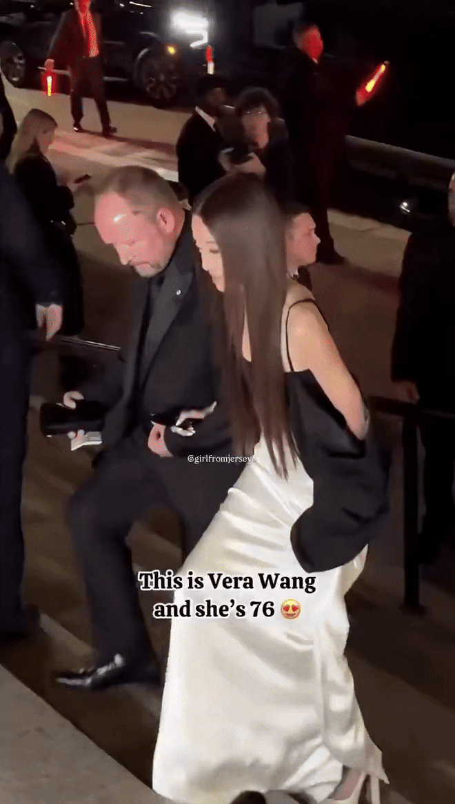 Bà hoàng váy cưới lộ bóng lưng không tin nổi ở tuổi 76- Ảnh 2.