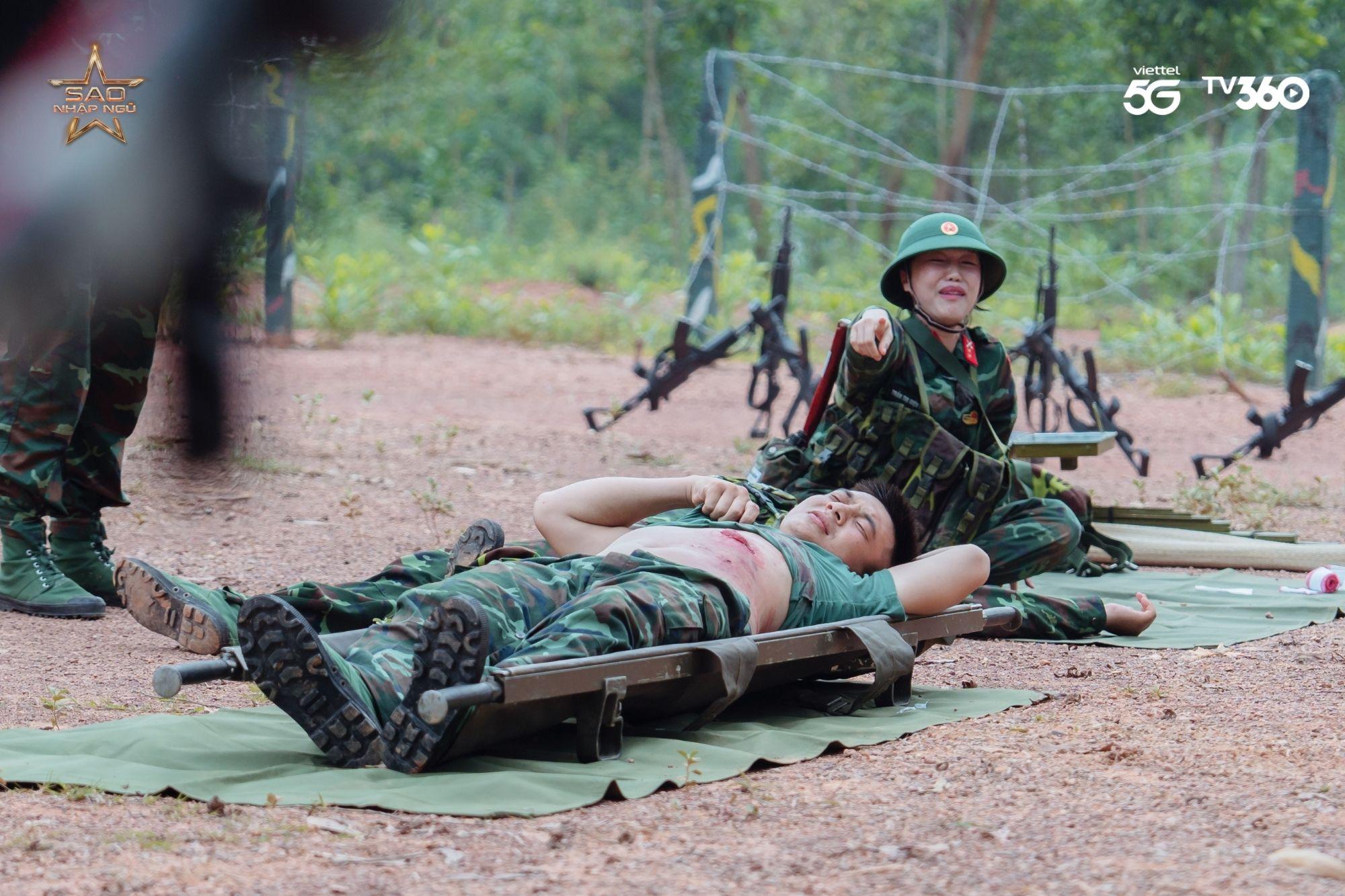 Sao Nhập Ngũ 2025 tập 14: “Quân y” Diệu Nhi, Hậu Hoàng hoảng loạn khi thấy thương binh kêu cứu- Ảnh 2. Sao Nhập Ngũ 2025 tập 14: “Quân y” Diệu Nhi, Hậu Hoàng hoảng loạn khi thấy thương binh kêu cứu- Ảnh 2.