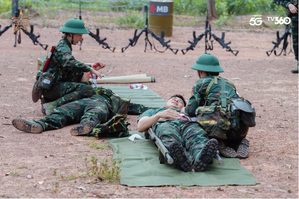 Sao Nhập Ngũ 2025 tập 14: “Quân y” Diệu Nhi, Hậu Hoàng hoảng loạn khi thấy thương binh kêu cứu- Ảnh 6. Sao Nhập Ngũ 2025 tập 14: “Quân y” Diệu Nhi, Hậu Hoàng hoảng loạn khi thấy thương binh kêu cứu- Ảnh 6.