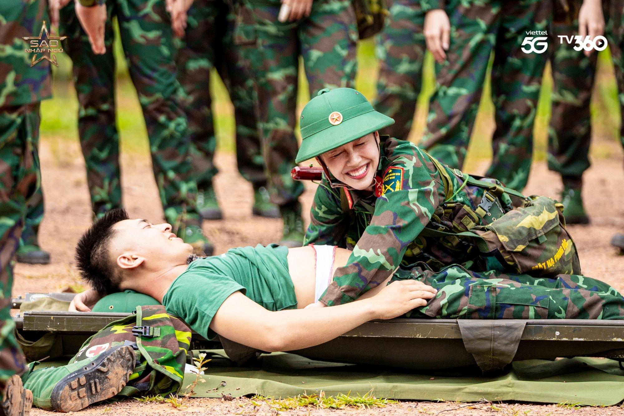 Sao Nhập Ngũ 2025 tập 14: “Quân y” Diệu Nhi, Hậu Hoàng hoảng loạn khi thấy thương binh kêu cứu- Ảnh 5. Sao Nhập Ngũ 2025 tập 14: “Quân y” Diệu Nhi, Hậu Hoàng hoảng loạn khi thấy thương binh kêu cứu- Ảnh 5.