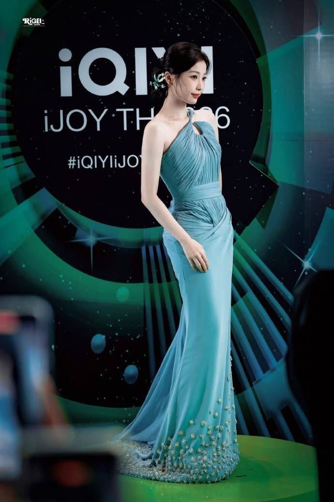 Đối thủ Triệu Lộ Tư liên tục bất ổn trong lần xuất hiện mới- Ảnh 2.