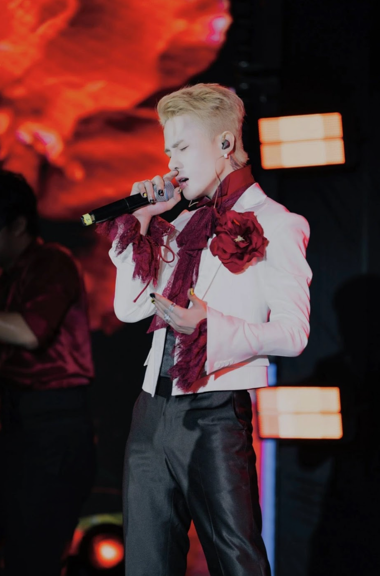 Khi sao Việt bị cấm diễn: Người hát ca từ phản cảm chưa kiểm duyệt, người khoe thân gây sốc- Ảnh 1. Khi sao Việt bị cấm diễn: Người hát ca từ phản cảm chưa kiểm duyệt, người khoe thân gây sốc- Ảnh 1.