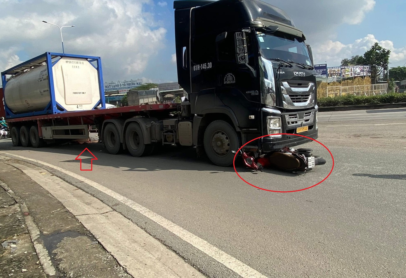 Gia đình 3 người tử vong dưới bánh xe đầu kéo container- Ảnh 1.