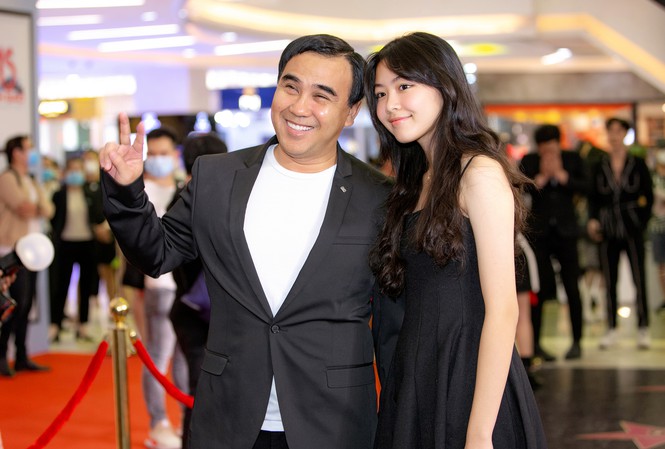 MC Quyền Linh xin tiền con ngay trên truyền hình, số tiền Lọ Lem chuyển bất ngờ: Còn ai bảo tiểu thư "ngồi mát ăn bát vàng" không?- Ảnh 2. MC Quyền Linh xin tiền con ngay trên truyền hình, số tiền Lọ Lem chuyển bất ngờ: Còn ai bảo tiểu thư "ngồi mát ăn bát vàng" không?- Ảnh 2.