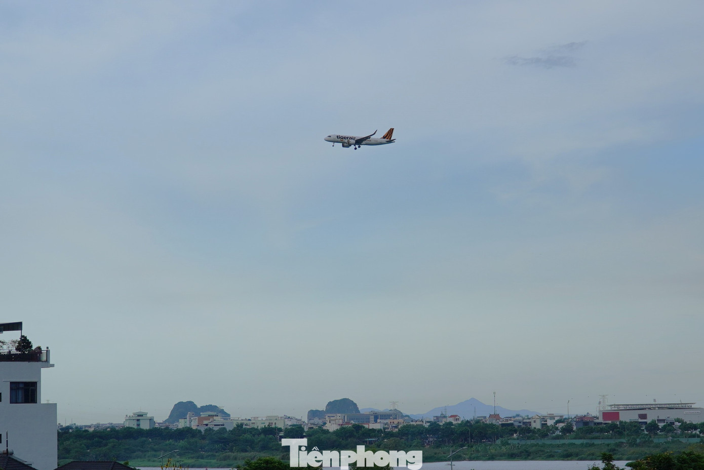 18 chuyến bay ở Đà Nẵng bị flycam đe dọa, đường băng đóng cửa 2 tiếng- Ảnh 1.