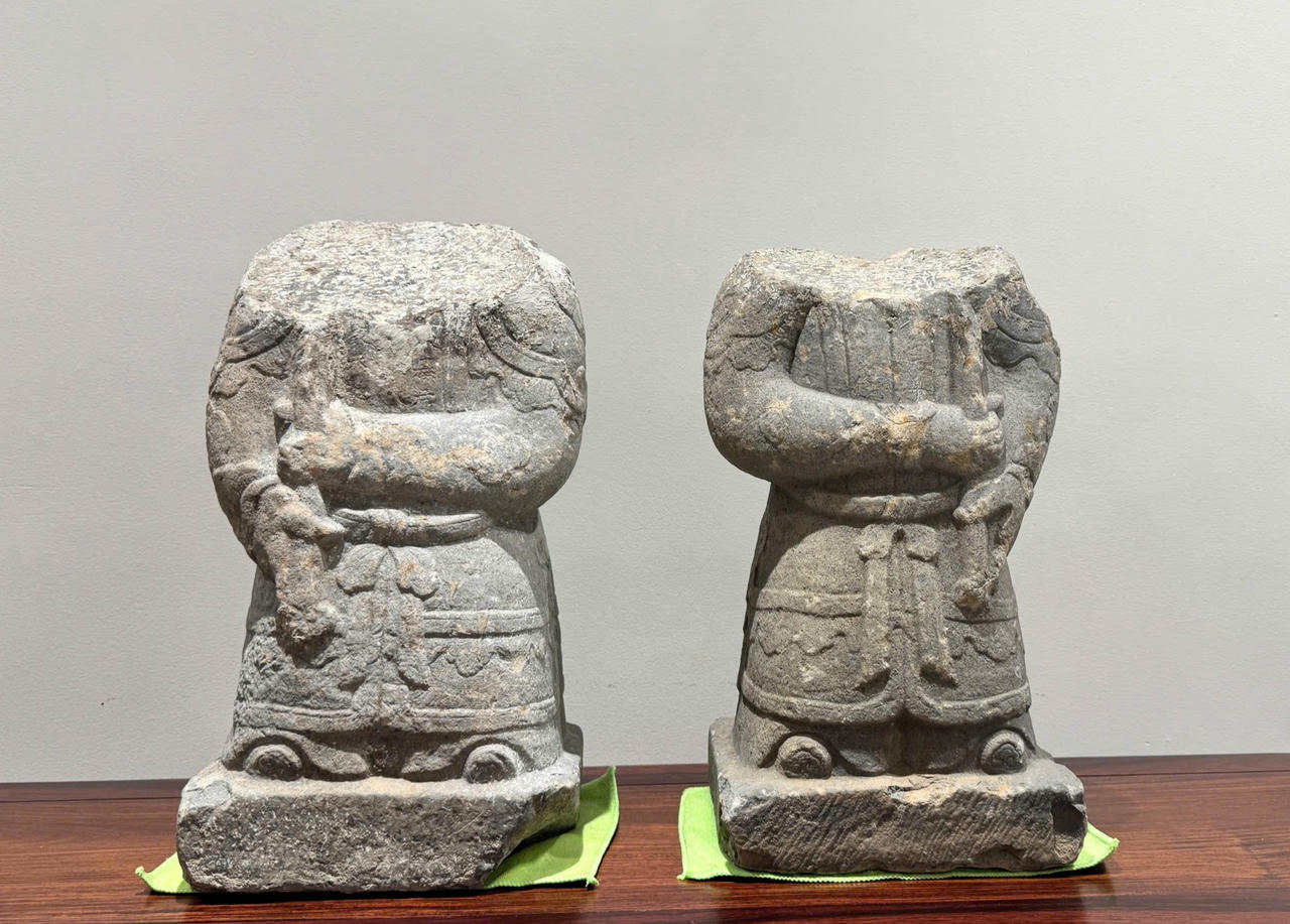 Cặp tượng cổ bị mất tại Đền Thần: Tìm thấy trong tình trạng mất phần đầu- Ảnh 1. Cặp tượng cổ bị mất tại Đền Thần: Tìm thấy trong tình trạng mất phần đầu- Ảnh 1.