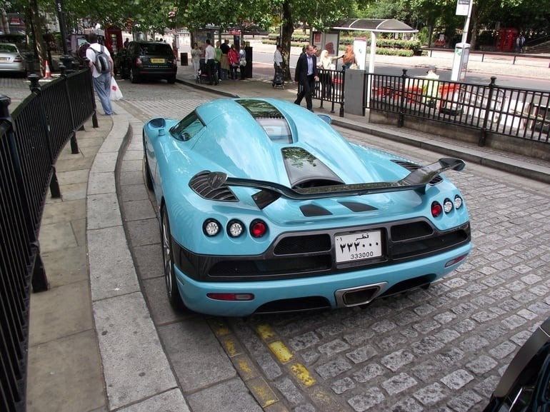 Khổ như gia đình hoàng gia này: Bỏ 60.000 tỷ mua bách hoá nổi tiếng bậc nhất thế giới vẫn bị khoá bánh, phạt 3 triệu đồng vì đỗ siêu xe ngay chân toà nhà- Ảnh 2.