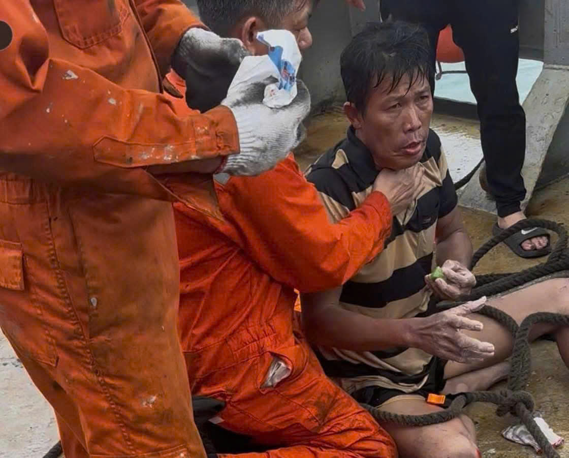 Kỳ tích: Cứu sống 1 trong 3 người, hơn 2 ngày sau khi bị sóng cuốn mất tích ở biển Lý Sơn- Ảnh 1. Kỳ tích: Cứu sống 1 trong 3 người, hơn 2 ngày sau khi bị sóng cuốn mất tích ở biển Lý Sơn- Ảnh 1.