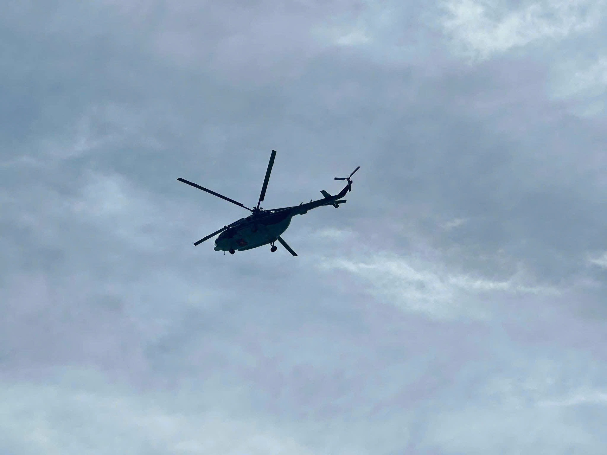 Kỳ tích: Cứu sống 1 trong 3 người, hơn 2 ngày sau khi bị sóng cuốn mất tích ở biển Lý Sơn- Ảnh 2. Kỳ tích: Cứu sống 1 trong 3 người, hơn 2 ngày sau khi bị sóng cuốn mất tích ở biển Lý Sơn- Ảnh 2.