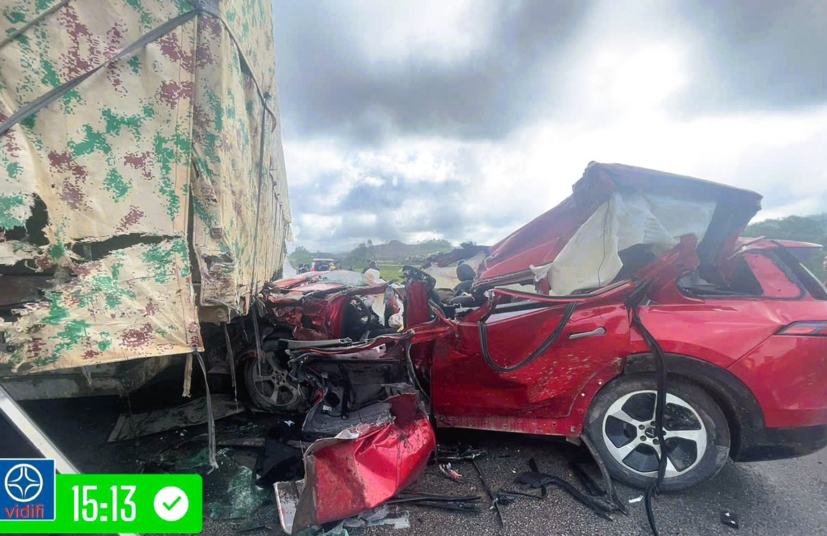 Xe ô tô 7 chỗ tông vào hông xe đầu kéo trên cao tốc, tài xế tử vong, 3 người khác bị thương- Ảnh 1. Xe ô tô 7 chỗ tông vào hông xe đầu kéo trên cao tốc, tài xế tử vong, 3 người khác bị thương- Ảnh 1.