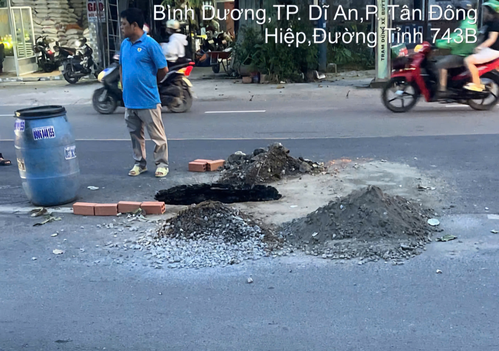 Chiếc hố sâu 2,5 mét xuất hiện, người dân 1 phường ở TP HCM liền cảnh báo khẩn cấp- Ảnh 3.