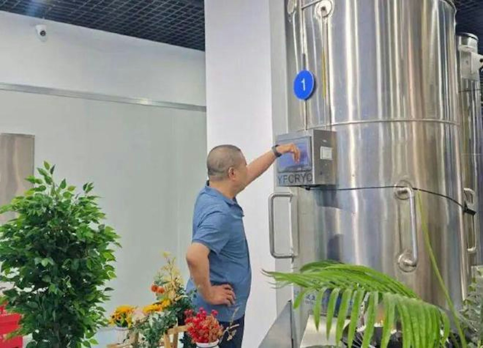 Chồng bảo quản đông thi thể vợ suốt 8 năm với hy vọng “hồi sinh”, tình trạng hiện tại ra sao?- Ảnh 1. Chồng bảo quản đông thi thể vợ suốt 8 năm với hy vọng “hồi sinh”, tình trạng hiện tại ra sao?- Ảnh 1.